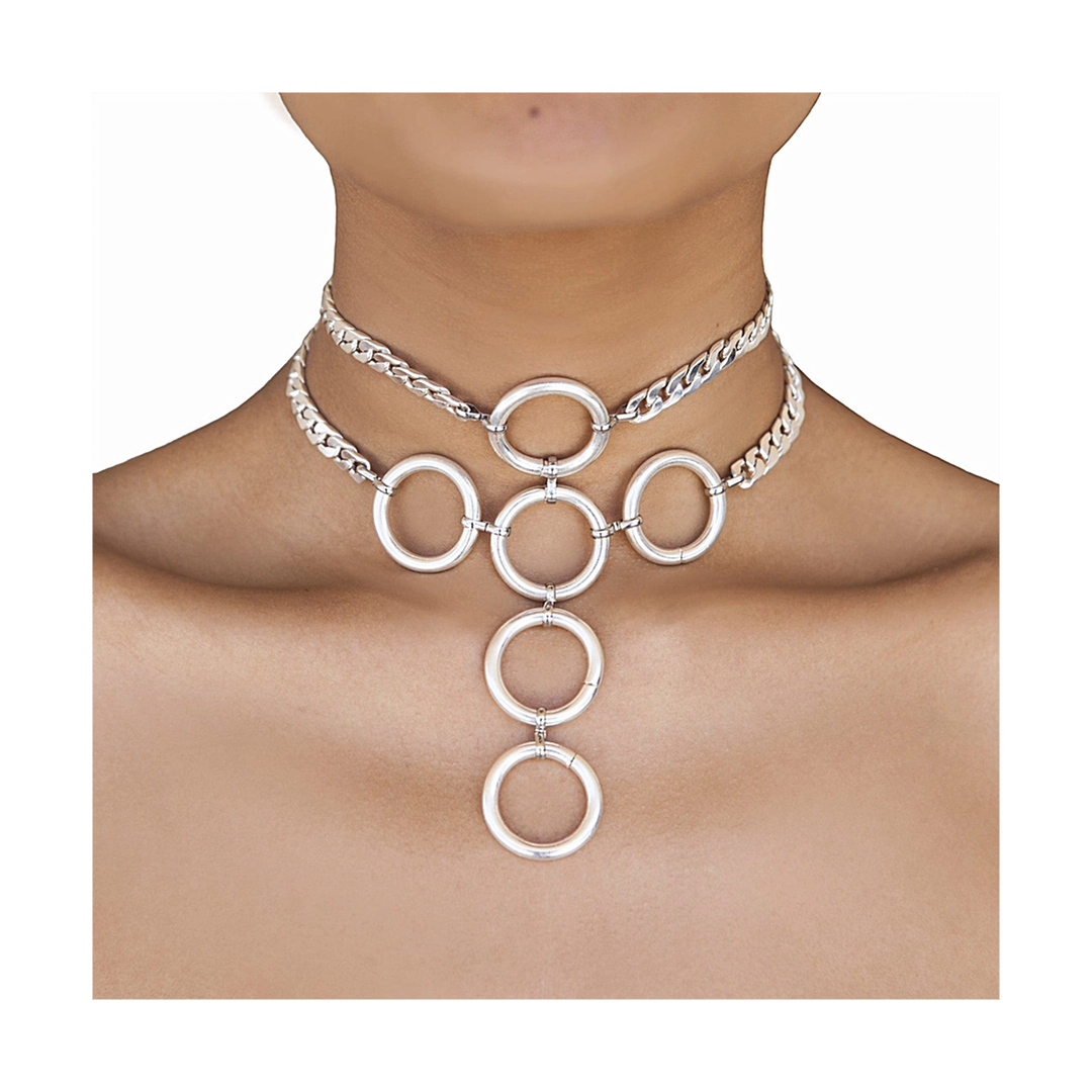 Sterling‑silver plated choker with interlocking rings in a bold statement design.